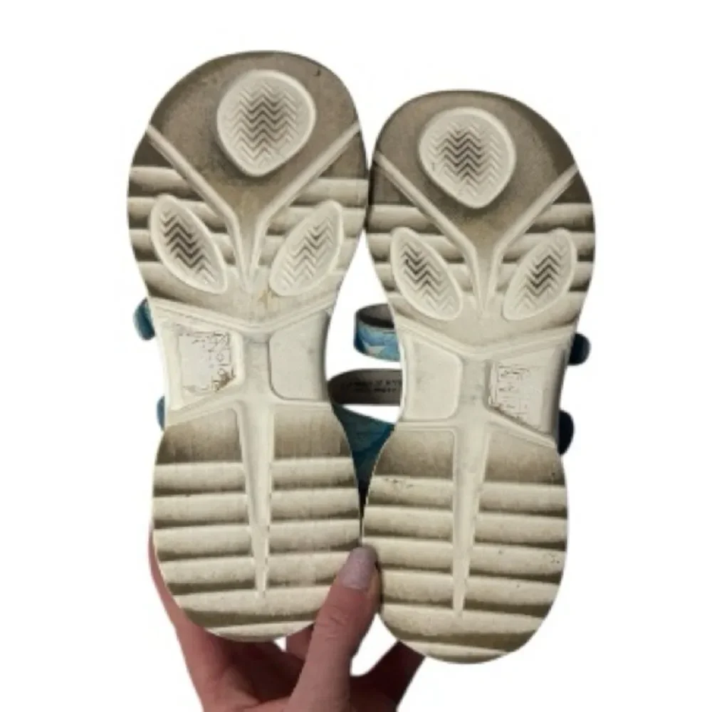 L'ATISTE Seansand Blum Blue Embossed Floral Sandals Spring Step. Size 37 ( 6.5/7